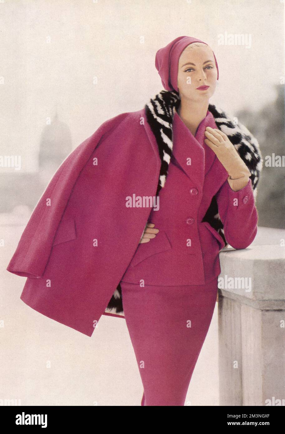 Une superbe tenue de Jean Patou d'une cape à col ras de cyprès avec une étroite jupe. Date: 1954 Banque D'Images