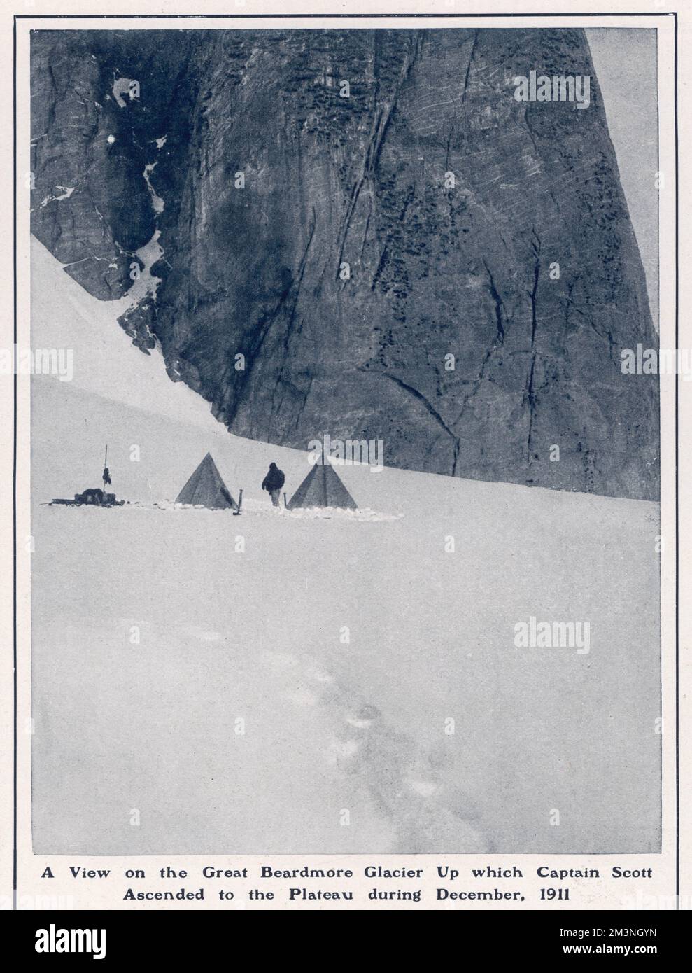 Une vue sur le Grand glacier Beardmore que le capitaine Scott a monté sur le plateau en décembre 1911 lors de son expédition malheureuse au pôle Sud. La photo montre en fait le camp de Shackleton sous le pilier Granite à 800 mètres du dépôt du glacier inférieur de cette expédition. La vue donne une bonne idée des falaises abruptes qui sont caractéristiques des montagnes de South Victoria Land. Ces photos ont été publiées dans la sphère bien avant que le public ait connaissance du sort du capitaine Scott et de son équipe. Date: 1912 Banque D'Images