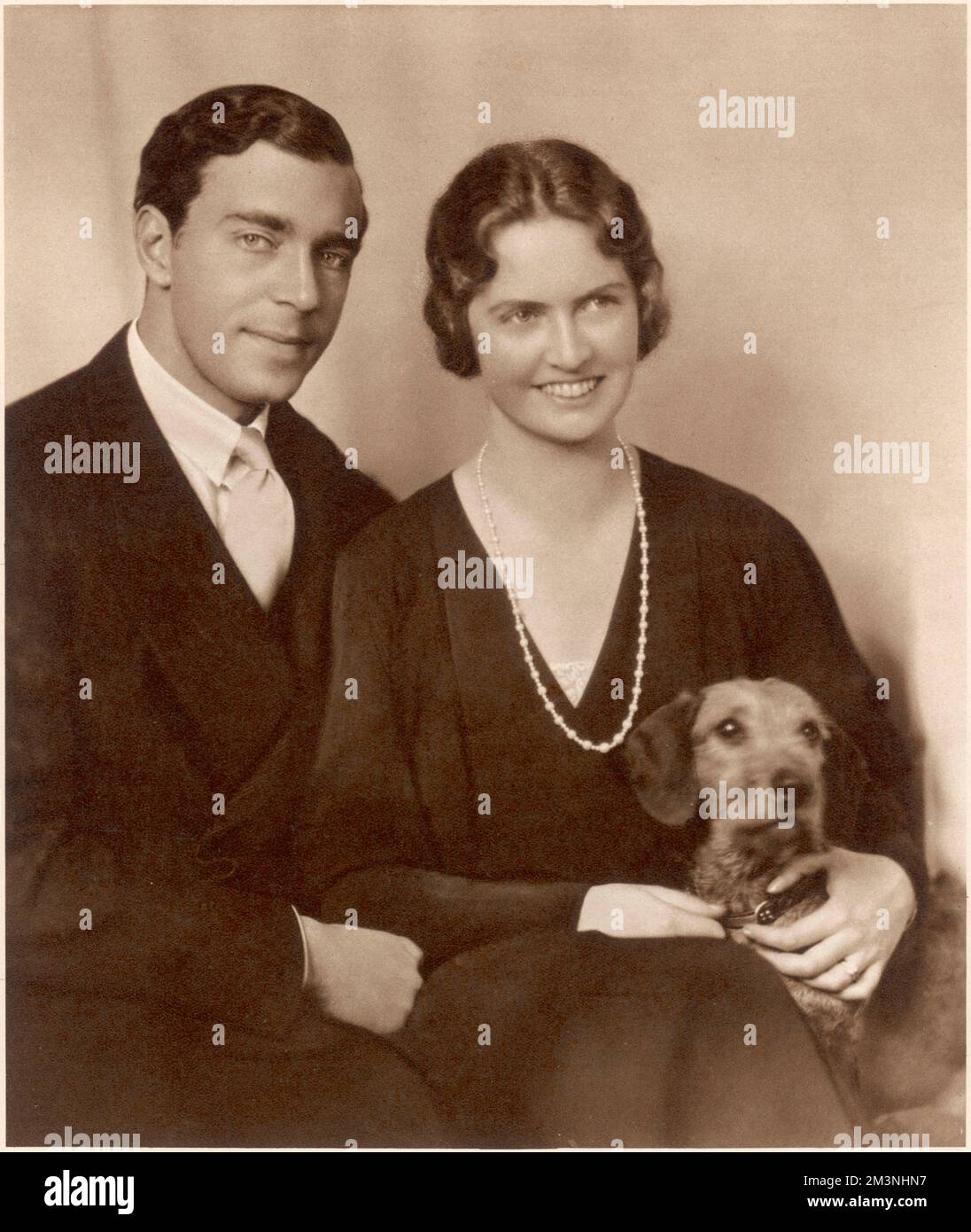 Le prince et la princesse Gustaf Adolf de Suède, photographiés peu après leur retour de lune de miel. La princesse Gustaf Adolf était autrefois la princesse Sybille de Saxe-Coburg-Gotha, fille du duc de Saxe-Coburg, petite-fille du prince Léopold, duc d'Albany et arrière-petite-fille de la reine Victoria. Le prince Gustaf Adolf était aussi un grand petit-fils de la reine Victoria, par l'intermédiaire de sa mère qui était autrefois la princesse Margaret de Connaught. Le couple était marié à Coburg sur 20 octobre 1932. Date: 1932 Banque D'Images