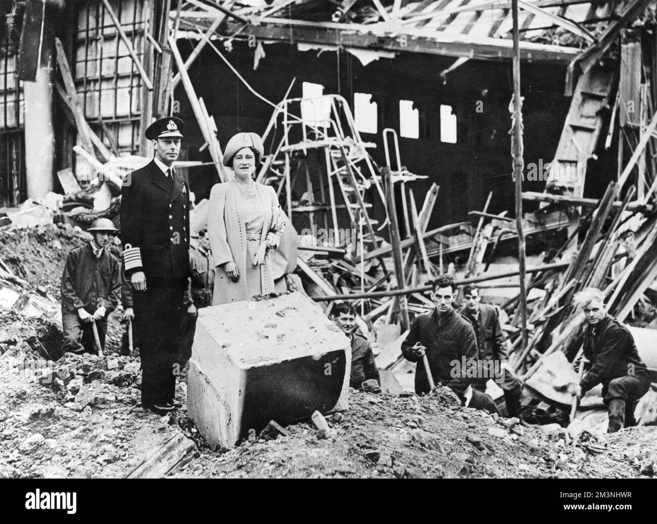 Le roi et la reine inspectent les dégâts causés par les bombes au palais de Buckingham Banque D'Images