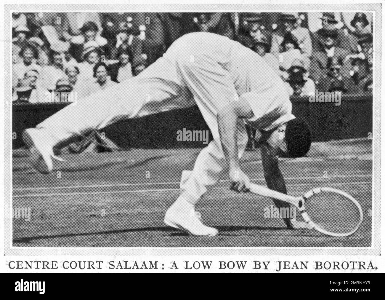 Jean Borotra (1898-1994), joueur de tennis français connu sous le nom de 'Basque Limitrophes', photographié ici en action lors d'un match sur le court du Centre de Wimbledon en 1932 portant son béret caractéristique. Date: 1932 Banque D'Images