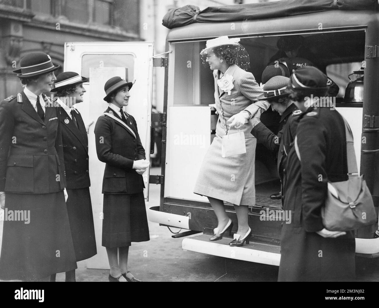 Princesse Alice, duchesse de Gloucester (1901 - 2004) inspectant une cantine mobile présentée à la Croix-Rouge britannique et à l'ordre de St. Comité de comté de John de Gloucestershire par l'unité de bureau de Benoît par l'intermédiaire de la British War relief Society of America à Cirencester. Date : c. 1940 Banque D'Images