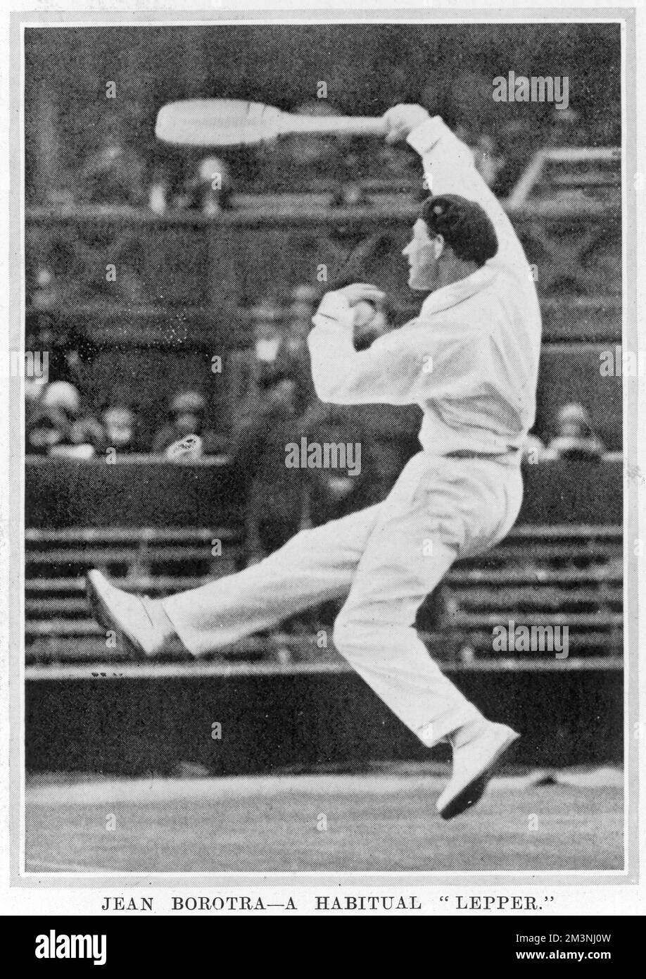 Jean Borotra (1898 - 1994), joueur de tennis français connu sous le nom de 'Basque Limitrophes), photographié à Wimbledon en action et portant son béret caractéristique. Date: 1925 Banque D'Images