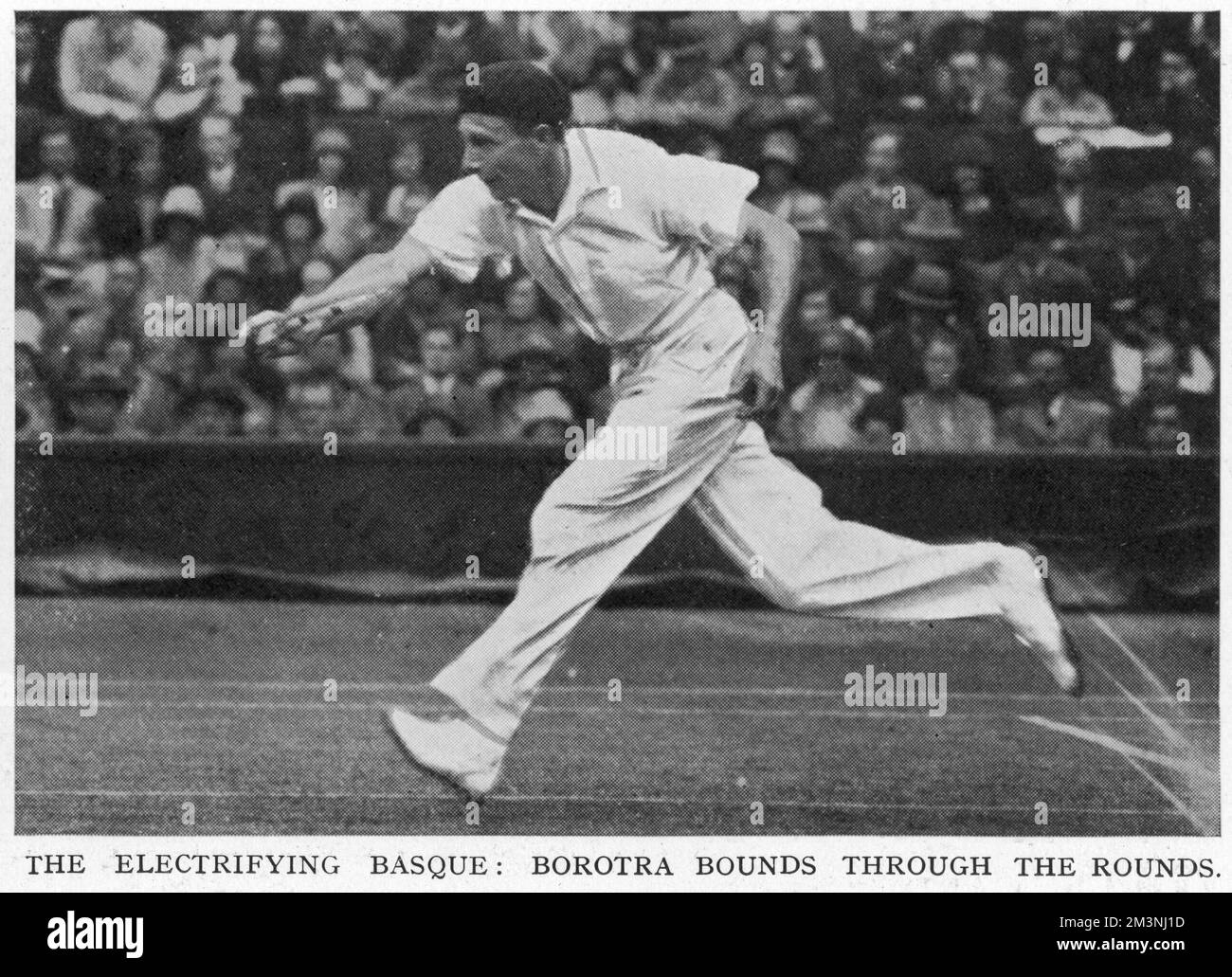 Jean Borotra (1898-1994), joueur de tennis français connu sous le nom de 'Basque Limiting' (bien que le Sporting illustré et dramatique News le décrit ici comme le 'Basque électrifiant'), photographié ici en action lors d'un match à Wimbledon en 1929 portant son béret emblématique. Date: 1929 Banque D'Images