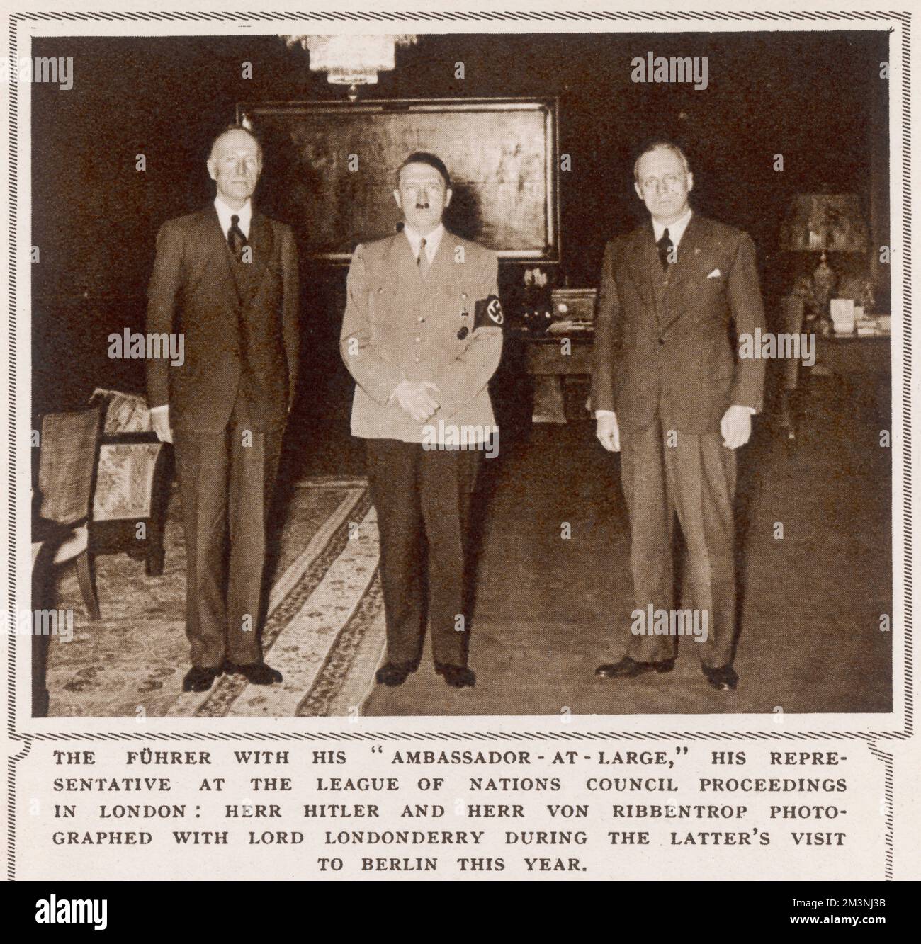 Lors d'une visite privée en Allemagne, l'ancien ministre de l'Air Lord Londonderry (à gauche) est présenté à Hitler par l'Ambassadeur en général de ce dernier, Joachim von Ribbentrop (à droite). Après son dismaissal du cabinet à la fin de 1935, Londonderry se voyait comme un lien non officiel entre le gouvernement britannique et Hitler, mais ses actions ont fait l'objet de nombreuses critiques chez lui et à son retour d'Allemagne, un seul ministre était prêt au rencontrer, et c'était son propre gendre. Date : janvier 1936 Banque D'Images