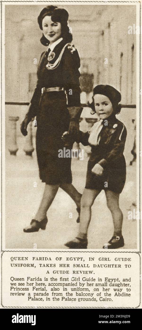La reine Farida d'Égypte (1921-1988), en uniforme de guide de fille, emportant sa fille la princesse Ferial à un défilé de guide, rom le balcon du Palais Abdine, dans le Palais du Caire. Date : février 1943 Banque D'Images