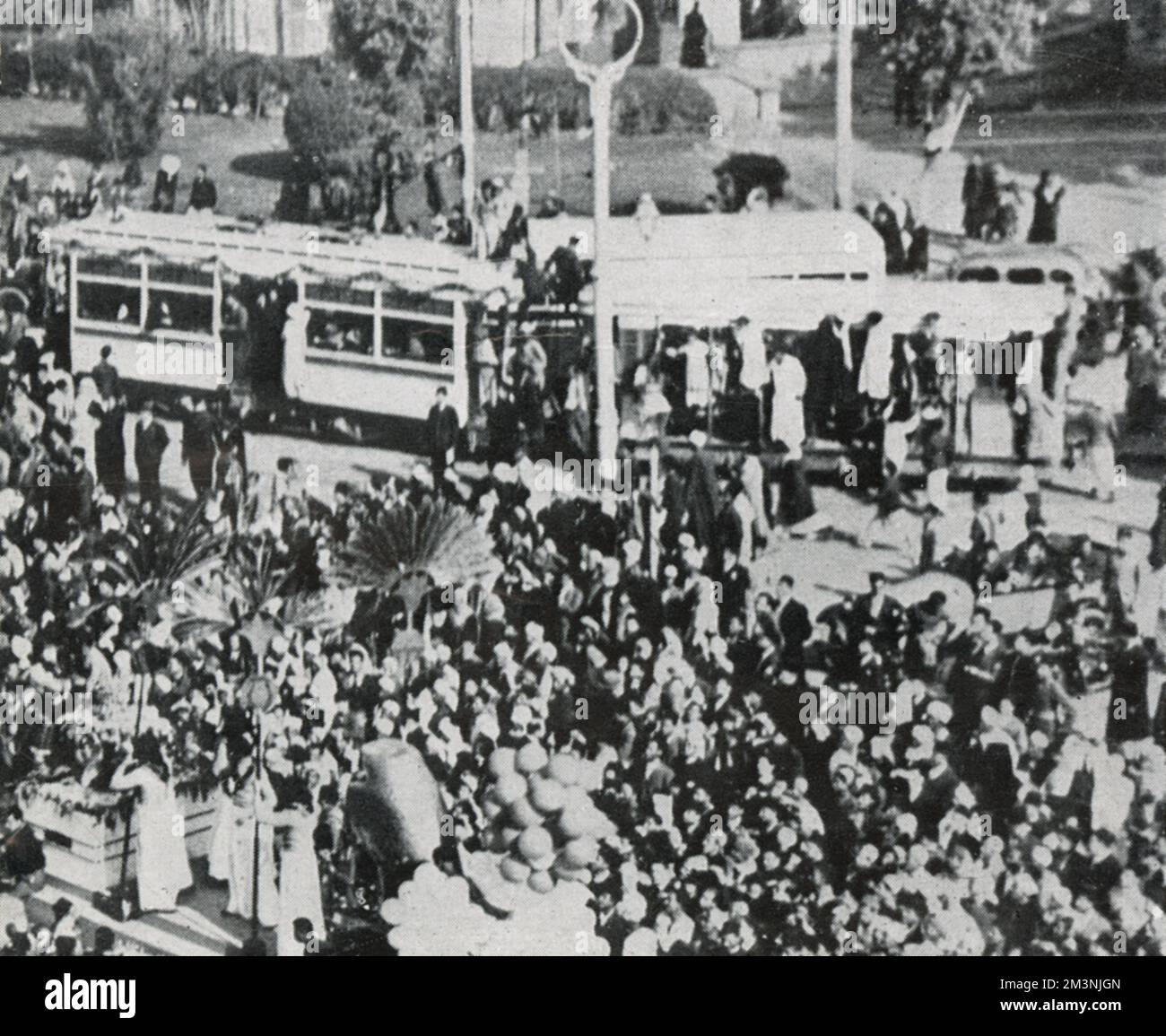 Animations publiques au Caire pour célébrer le mariage royal du roi Faruk à Farida. Des groupes militaires ont joué dans des parcs publics et des quartiers indigènes, et des acrobates de rue ont donné des spectacles gratuits à la foule. Date: 1938 Banque D'Images