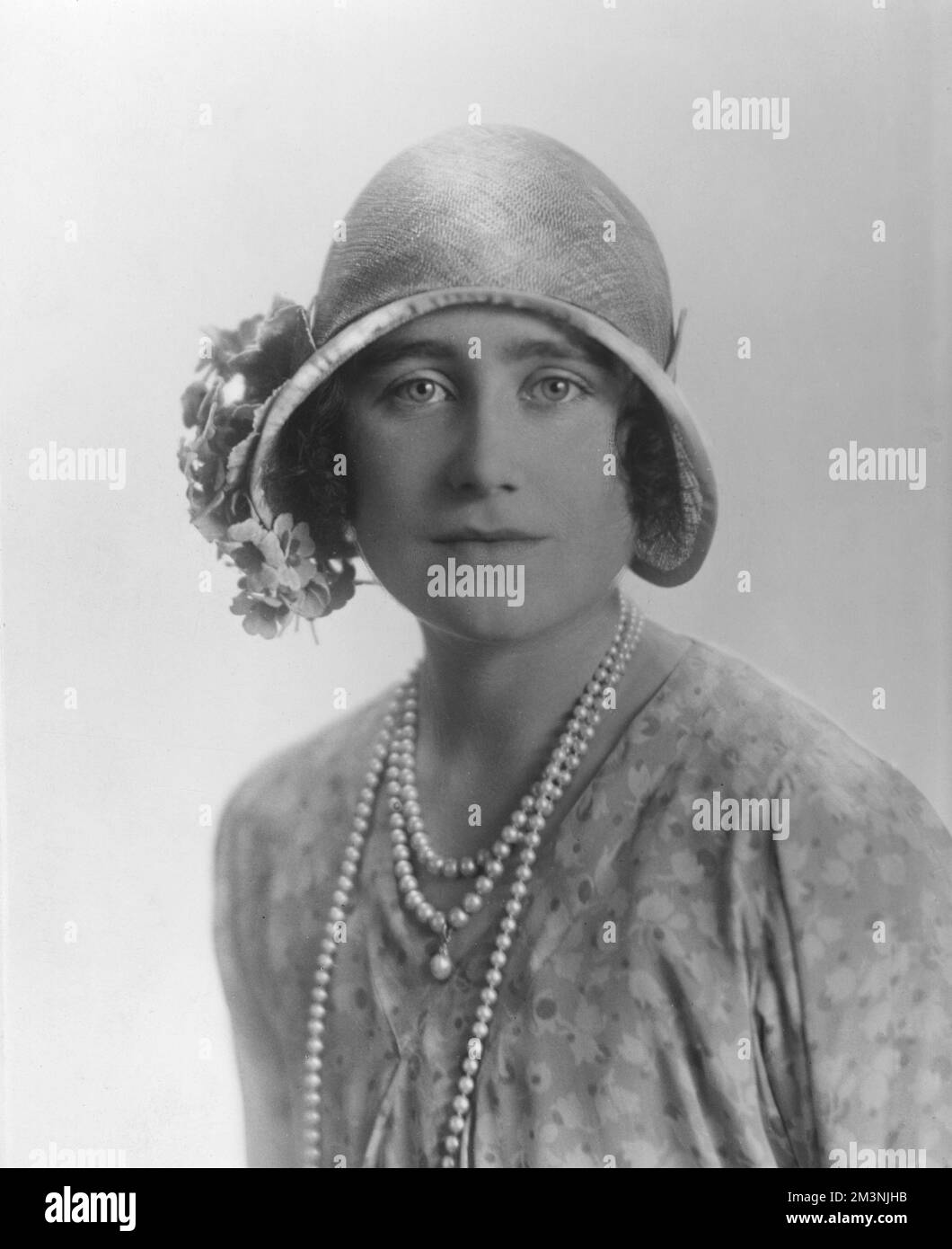 Lady Elizabeth Angela Marguerite Bowes-Lyon (1900-2002), plus tard duchesse de York, la reine Elizabeth et ensuite la reine mère (à la reine Elizabeth II). Épouse du roi George VI Photo portant une robe fleurie, un chapeau à clous de girofle et des perles en 1929 Date: 1929 Banque D'Images