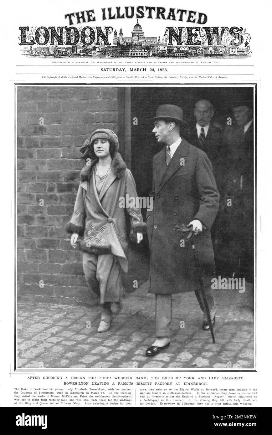 Prince Albert, duc de York, plus tard le roi George VI photographié avec sa fiancée Lady Elizabeth Bowes-Lyon en visite à l'usine de fabricants de biscuits McVitie et Price à Édimbourg, où ils avaient choisi un design pour leur gâteau de mariage. Banque D'Images