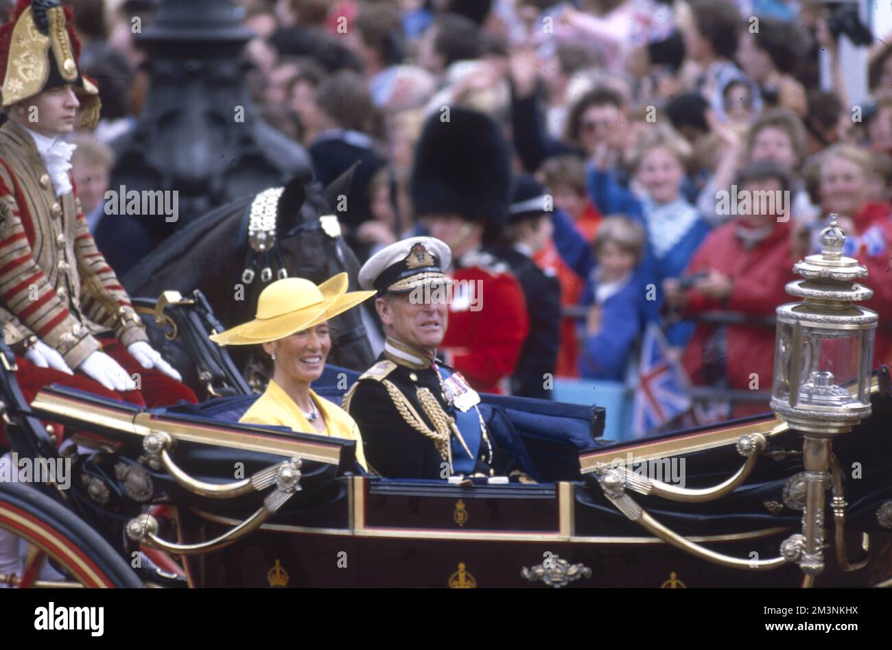 Le prince Philip, duc d'Édimbourg et une très chic Susan Barrantes, mère de Lady Sarah Ferguson, se rendent ensemble dans une calèche landau à toit ouvert à l'abbaye de Westminster pour le mariage du prince Andrew et de Sarah (connue sous le nom populaire de Fergie) le 23 juillet 1986. Date: 1986 Banque D'Images