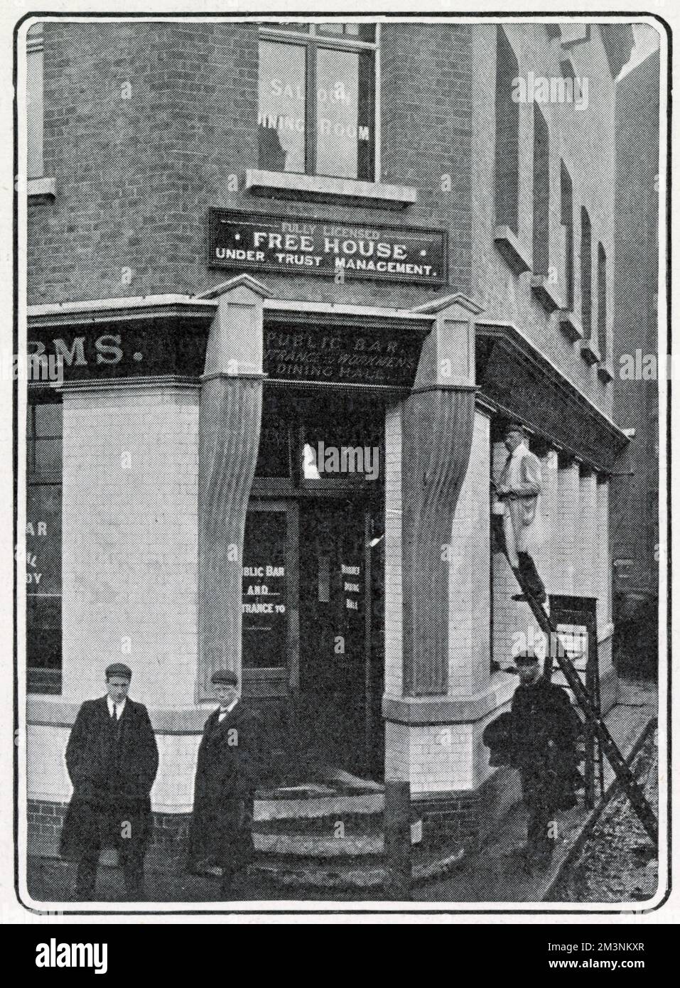 Une photographie des armes Waterman à Southwark, se Londres, la première maison publique de fiducie à être ouverte à Londres. Alors que les boissons alcoolisées étaient encore vendues, l'accent a été mis sur les urnes de thé et de café plutôt que sur les bouteilles et les barils, comme moyen d'inverser l'insulte de Londres. Date: 1904 Banque D'Images
