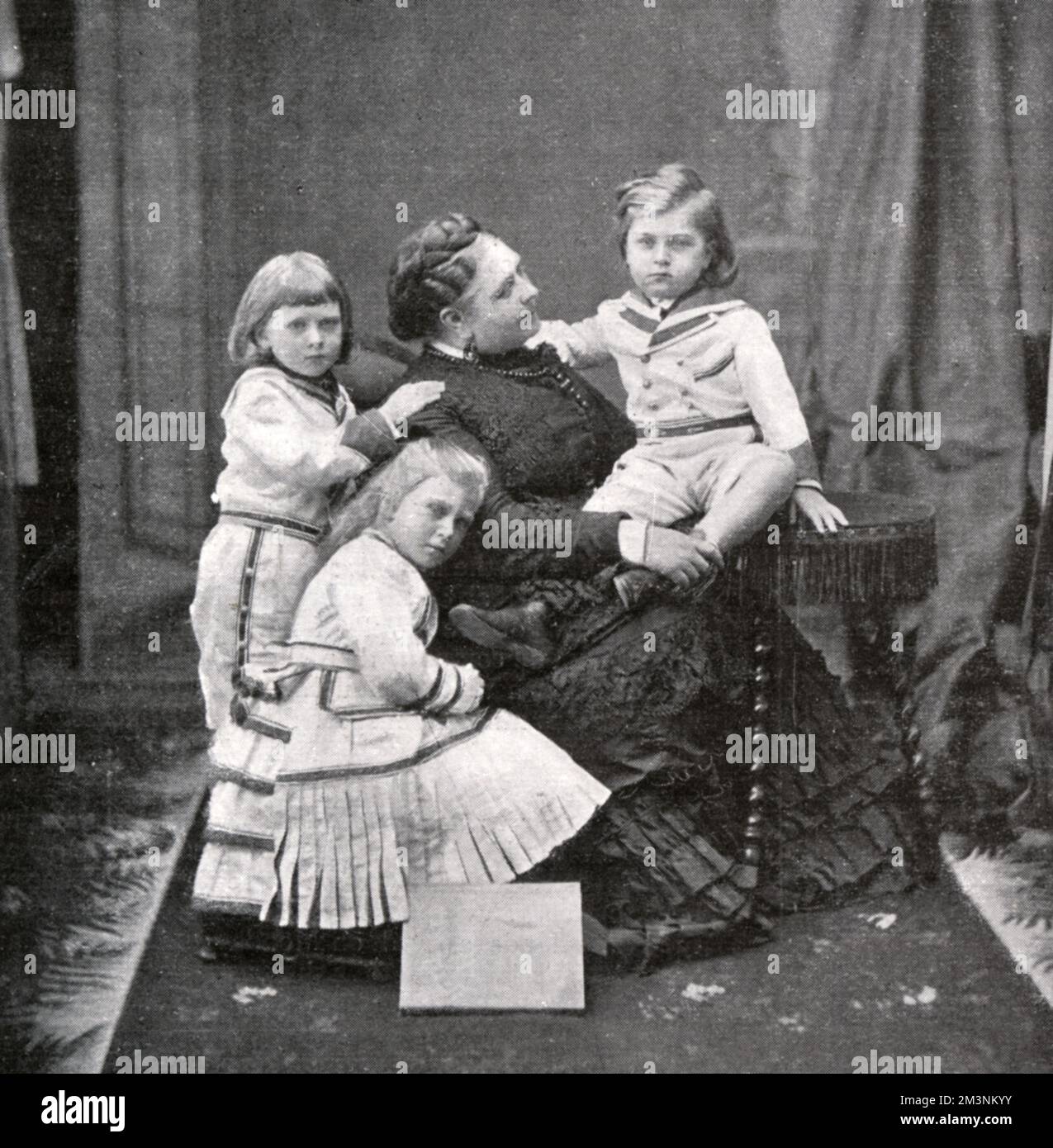 La princesse Mary Adelaide de Cambridge (duchesse de Teck) avec trois de ses enfants, dont May (en bas à gauche), qui devint la reine Mary. Date: Vers 1870s Banque D'Images