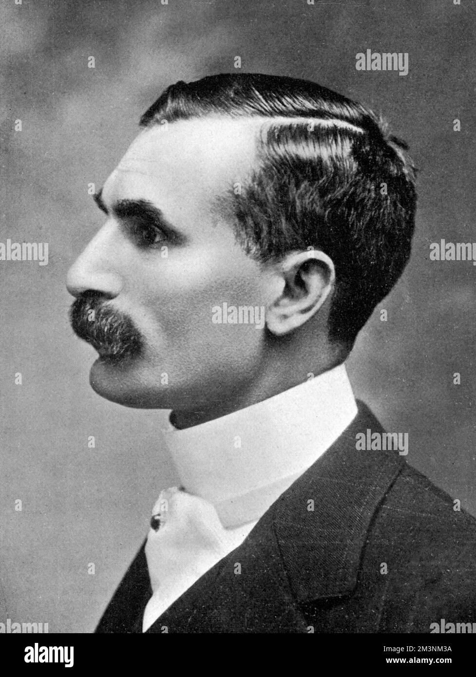 Selwyn Francis Edge (1868 - 1940), homme d'affaires australien, pilote de course et record-breaker. Il est principalement associé à la vente et à la course de voitures de Dion-Bouton, Gladiator; Clem&#x9bb4;-Panhard, Napier et AC. Directeur général de S. F. Edge Ltd, il a remporté la coupe Gordon Bennett de 1902 sur une période de 40 heures Voiture Napier. Date: 1904 Banque D'Images