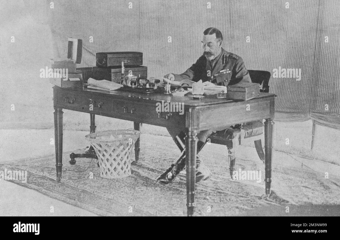 Le roi George V (1865 - 1936), photographié pendant la première Guerre mondiale, travaillant à un bureau dans une grande tente érigée sur les pelouses de Buckingham Palace. Date: 1918 Banque D'Images
