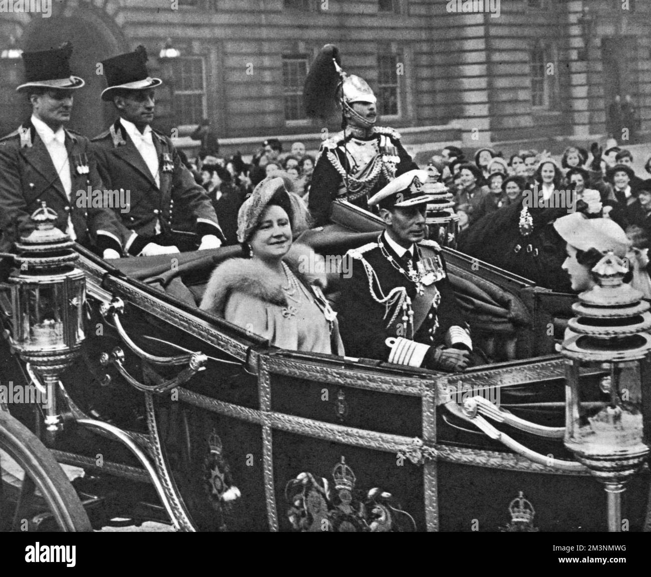 George VI et la reine Elizabeth quittent Buckingham Palace Banque D'Images