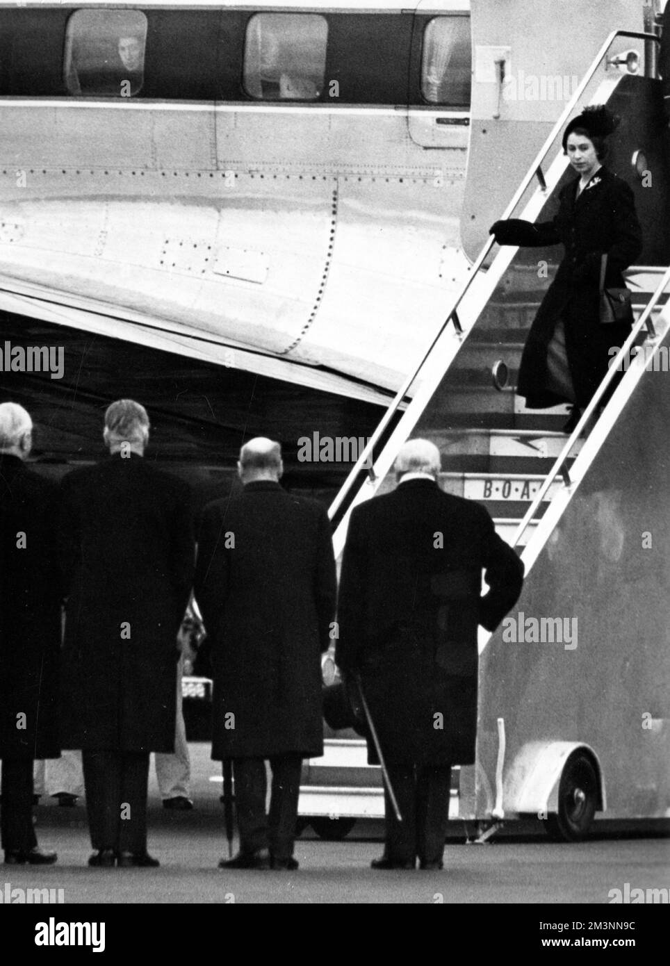 La reine Elizabeth II revient au Royaume-Uni après la mort du roi George Banque D'Images