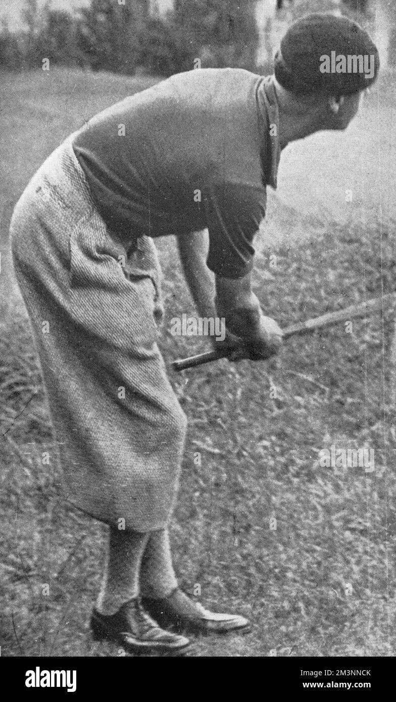 Le prince de Galles (plus tard le roi Edouard VIII et duc de Windsor), vêtu d'une tenue de plus fours et béret dont son père n'aurait certainement pas approuvé, jouant au golf sur les liens de golf de Chiberta à Biarritz pendant ses vacances. Date: 1932 Banque D'Images