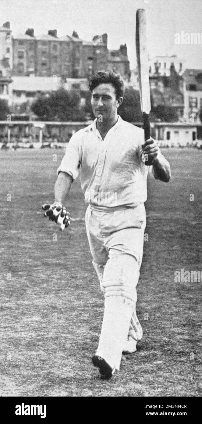 Le cricketer Denis Compton reconnaît la foule au terrain de loisirs central, Hastings. En jouant pour 'The South' contre 'sir Pelham Warner's Eleven', le batteur de Middlesex et le star de l'Angleterre Compton a porté son total de la course totale pour la saison à 3 570, battant ainsi le record de longue date de Tom Hayward, établi en 1906. C'était un été fantastique pour Compton, quelques jours auparavant il avait battu le record de Jack Hobbs (établi en 1925) de seize siècles en une saison. Date : septembre 1947 Banque D'Images