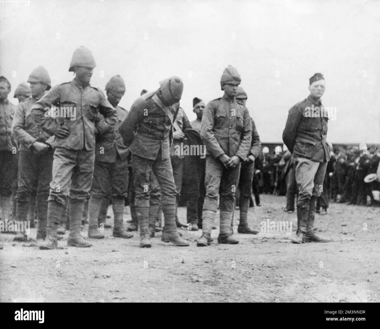 Winston Churchill en tant que prisonnier de guerre après avoir été capturé pendant la guerre des Boers tout en travaillant comme correspondant pour le Morning Post. Il est photographié à l'extrême droite, en dehors des troupes britanniques avec lesquelles il avait été capturé. Il a ensuite réussi à s'échapper. Date: 1899 Banque D'Images