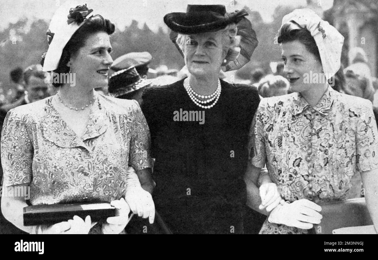 Clementine Churchill, épouse de Sir Winston Churchill, en photo avec ses deux filles, Mme Oliver (Sarah Churchill, à droite) et Mary Churchill au Palais de Buckingham après avoir reçu l'insigne de la Grande Croix de Dame de la Division civile de l'ordre de l'Empire britannique lors d'une récente investiture. Date: 1946 Banque D'Images