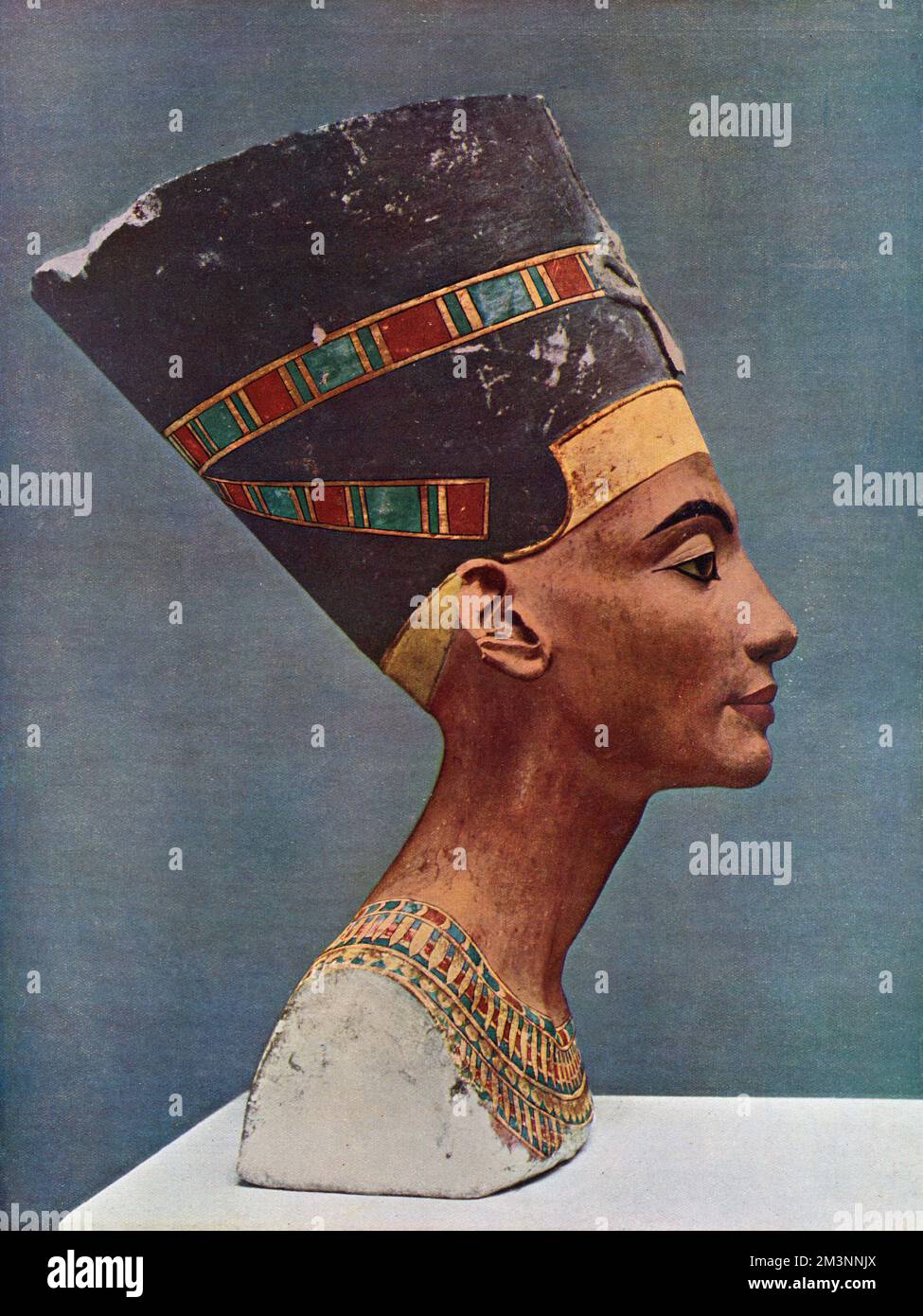 Buste de Nefertiti (C.1370 BC C.1330 BC), chef const du Pharaon égyptien Akhenaten. L'original de Tell el Amarna, attribué au sculpteur Thutmose, se trouve dans le musée Neues de Berlin. Le buste est l'une des œuvres les plus copiées de l'Égypte ancienne; le British Museum, Londres, et le Ashmolean Museum à Oxford en ont des copies. Date: 14th siècle avant J.-C. Banque D'Images