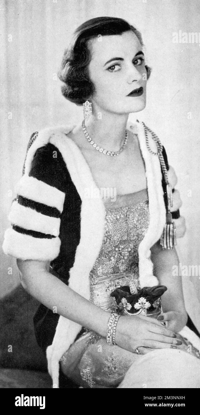 La duchesse d'Argyll (1912 - 1993), auparavant Mlle Margaret Whigham et ensuite Mme Charles Sweeny, photographiée dans la robe qu'elle portait pour le couronnement de la reine Elizabeth II à l'abbaye de Westminster en 1953. La robe platée en argent, incrustée de cristal d'argent et de strass, lui a été faite par Victor Stiebel. Elle porte sur elle la robe de la péleresse traditionnelle de velours de soie pur avec arome. Date: 1953 Banque D'Images