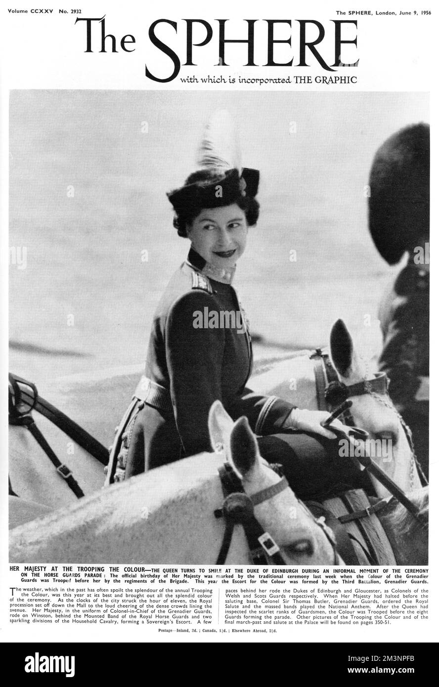 La Reine se tourne pour échanger un sourire avec le duc d'Édimbourg lors de la cérémonie de la parade des gardes à cheval. Date: 1956 Banque D'Images