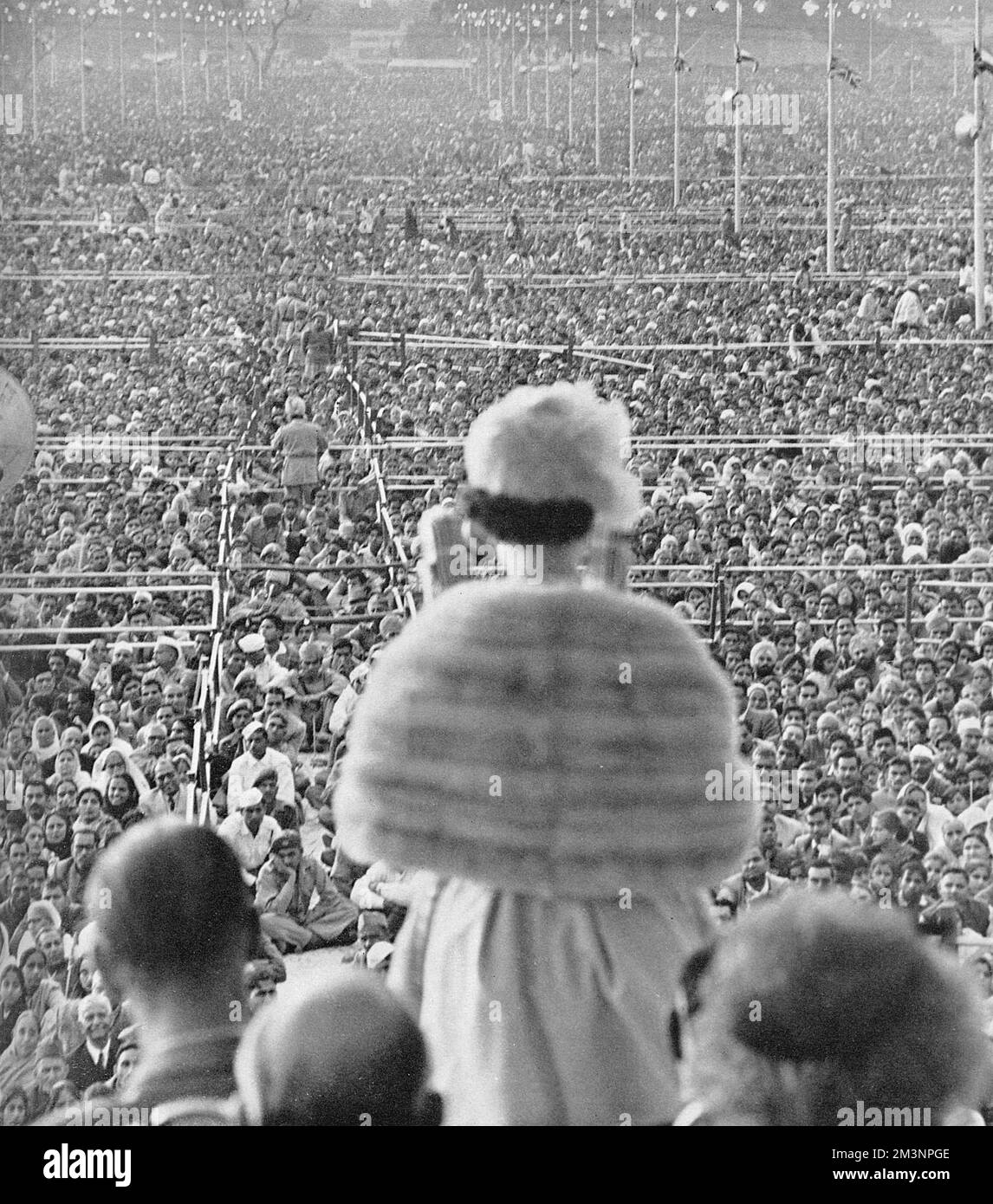 Une vaste foule écoutant la reine Elizabeth II prononcera un discours sur le terrain de Ramlila à l'extérieur de la vieille ville de Delhi lors de la visite royale de l'Inde en 1961. Le public a été estimé à 250 000. Date: 1961 Banque D'Images
