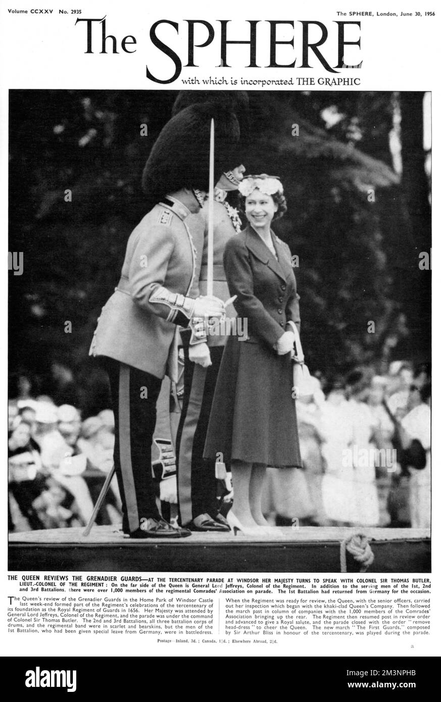 La Reine passe en revue les Grenadier Guards Banque D'Images