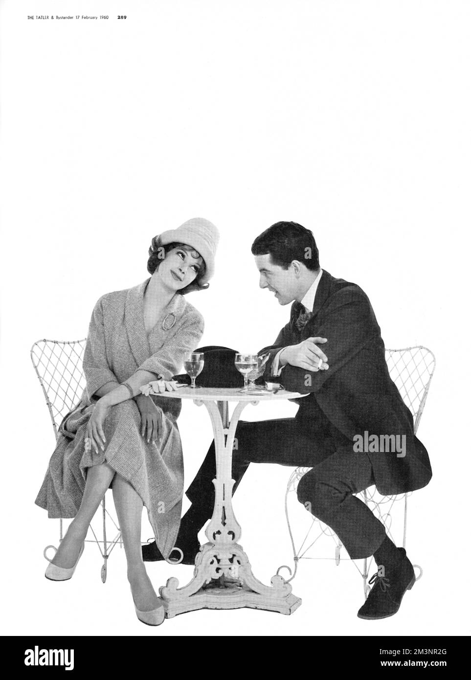 Mode des années 1960, cour portant le costume de John Cavanagh Banque D'Images