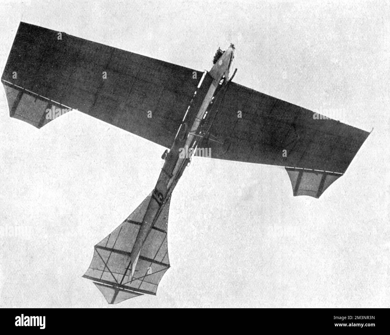 Hubert Latham, aviateur français pionnier vu dans son oiseau comme Antoinette monoplan à Reims en 1909. Latham a enregistré le deuxième vol le plus long de l'événement, Henri Farman le plus long. Date: 1909 Banque D'Images