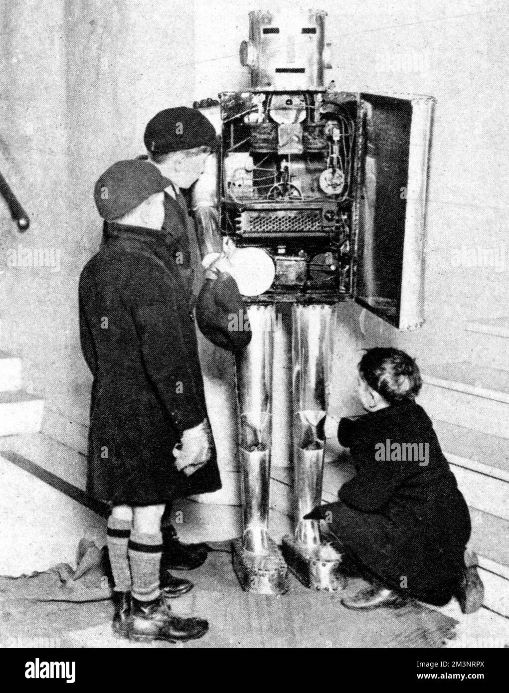 Un robot physiologique à l'exposition Schoolboys à Londres, 1929. Conçu pour montrer comment les organes du corps fonctionnent, ici trois jeunes visiteurs s'intéressent beaucoup à ses intérieurs. Date: 1929 Banque D'Images