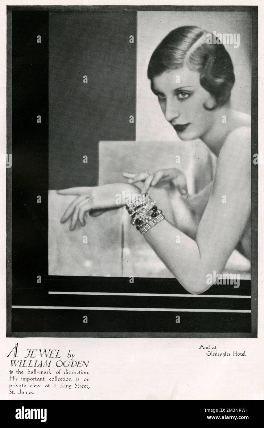Publicité pour le prestigieux bijoutier, William Ogden, présentant un modèle portant un certain nombre de bracelets précieux. Date: 1930 Banque D'Images