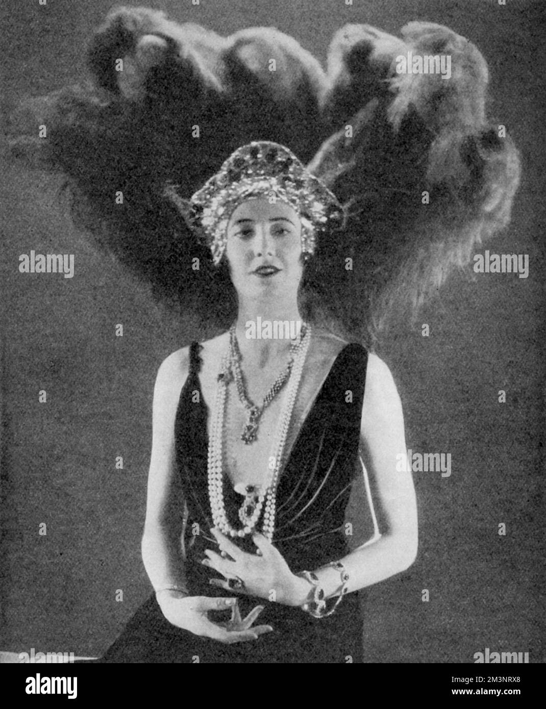 Madame Rosita Forbes (1893-1967) Voyageur, socialite et auteur britannique (plus tard Mme A. McGrath) photographié comme « Rubies » aux joyaux de l'Empire ball, une balle de charité tenue à l'hôtel Park Lane en novembre 1930. Date: 1930 Banque D'Images