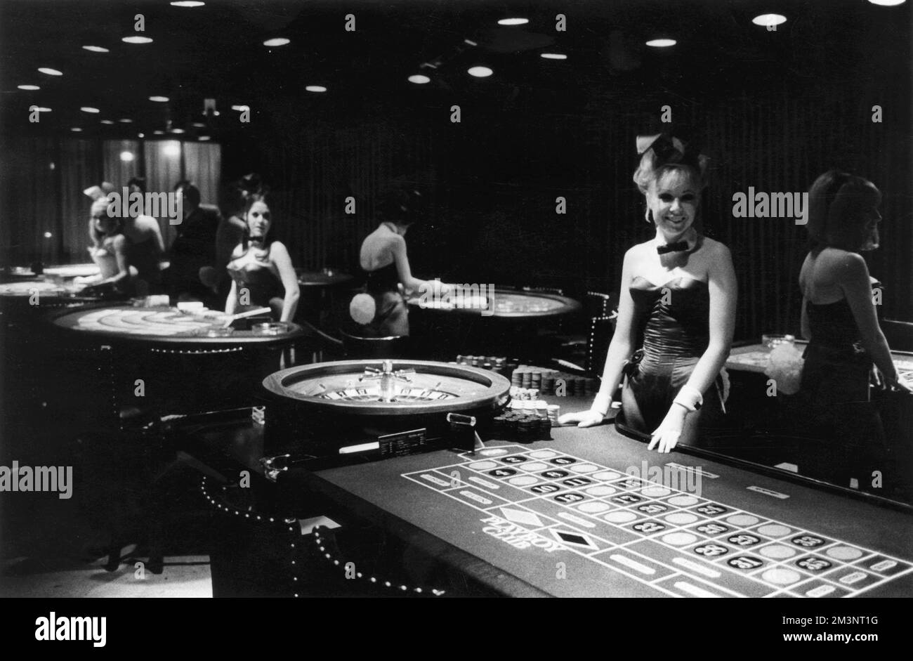 Les filles de Bunny exploitent des tables de jeu au Playboy Club de Londres qui a ouvert ses portes en 1966. Date: 1969 Banque D'Images