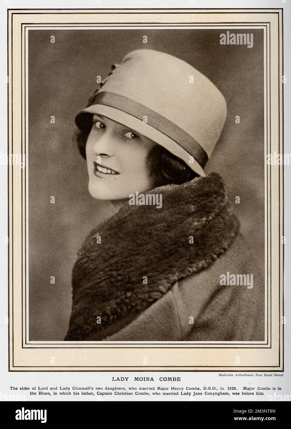 Lady Moira Combe, fille du Seigneur et de la dame Clonmell, avait épousé le major Henry Combe D.S.O en 1920. Le portrait de Lady Moira Combe la dépeint dans un chapeau de cloche stéréotypé de 1920s et un manteau de fourrure. Date: 1923 Banque D'Images