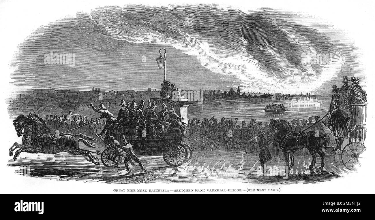 Des foules de spectateurs regardent une conflagration près de Nine Elms, Battersea, de l'autre côté de la Tamise, au pont Vauxhall, tandis qu'une lance-flammes se précipite pour tenter d'arrêter le feu. 1847 Banque D'Images