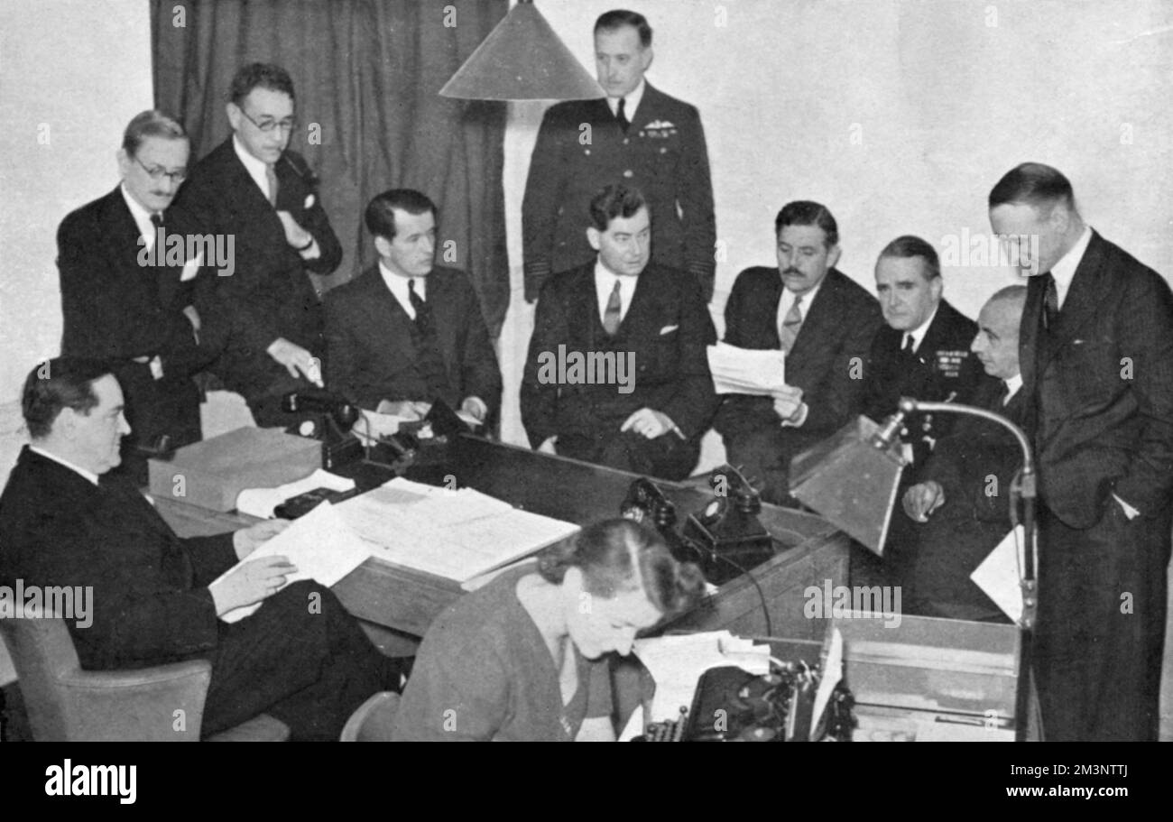 Membres du Ministère de l'information à la Chambre du Sénat de l'Université de Londres en 1939. De gauche à droite, Tom Clarke, directeur adjoint de la Division des nouvelles, Alan Sinclair, rédacteur adjoint des bulletins, Alan Bell, M. Cochrane, F/L Chapman, M. J. H. Brebner, directeur adjoint de la Division des nouvelles, M. Charles Peake, capitaine Taprell Dorling (Taffrail, romancier bien connu), M. Ridsdale et M. S. W. Bainbridge. Date: 1939 Date: 1912 Banque D'Images