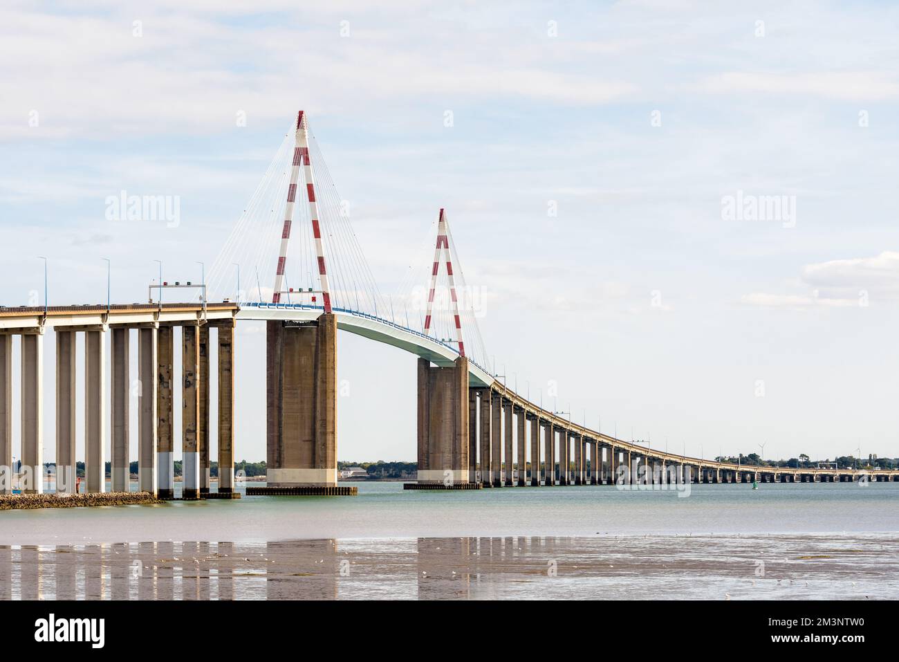 Le pont Saint-Nazaire est un pont à câbles qui traverse l'estuaire de la Loire en France, entre Saint-Nazaire et Saint-Brevin-les-Pins. Banque D'Images
