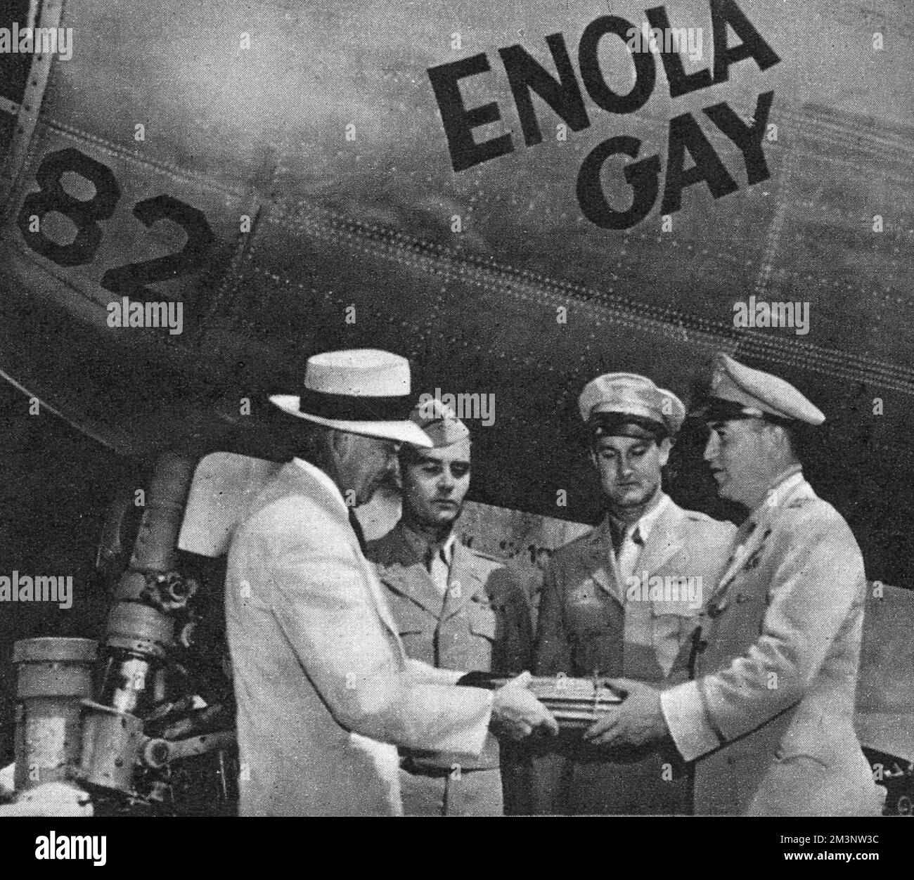 Le bombardier superforteresse Enola gay, le premier avion à transporter la bombe atomique en guerre quand il a lâché la bombe « Little Boy » au-dessus d'Hiroshima, au Japon, au cours de la deuxième Guerre mondiale, en cours de présentation à la Smithsonian institution, à Washington. M. C Mittman (à gauche) reçoit le journal du major-général O'Donnell (à droite) avec (au centre, de l à r) le colonel Paul Tibbbbbets, le pilote, et le major Ferebee, le bombardier, de la mission. Date: 1949 Banque D'Images