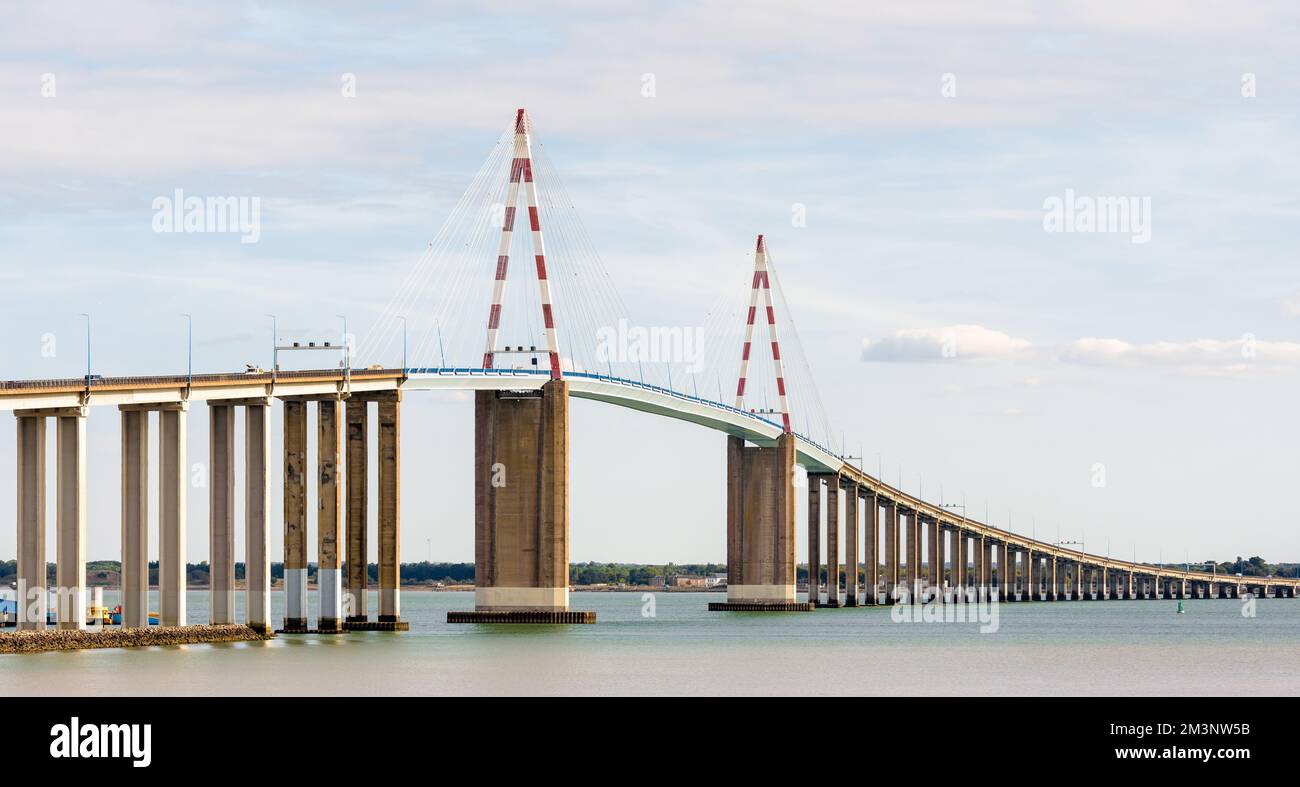 Le pont Saint-Nazaire est un pont à câbles qui traverse l'estuaire de la Loire en France, entre Saint-Nazaire et Saint-Brevin-les-Pins. Banque D'Images