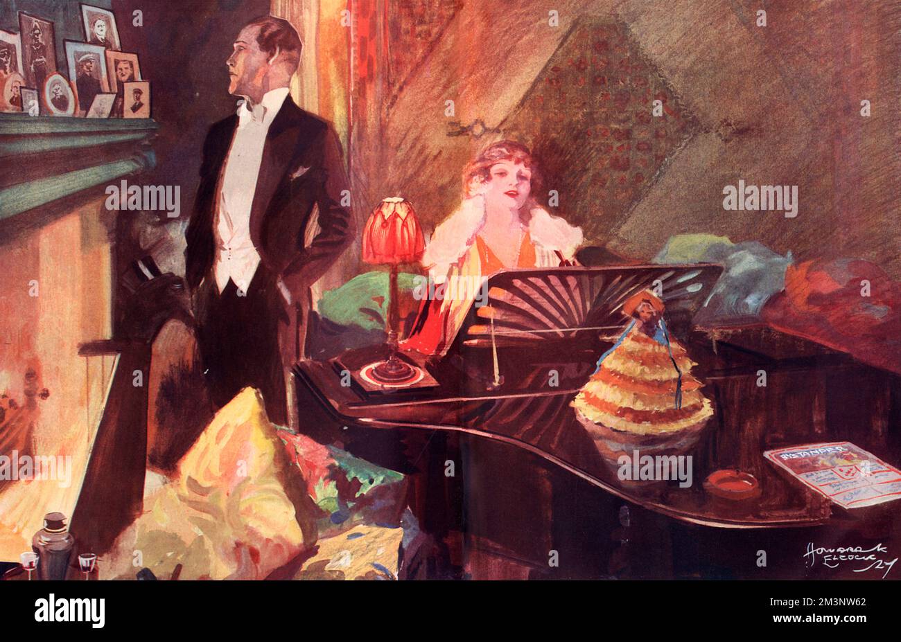 Une dame en robe de soirée joue un piano à queue, tandis qu'un gentleman en cravate blanche contemple un groupe de portraits encadrés sur la pièce de la manille. Notez la copie du spectateur sur le piano à queue. Date: 1927 Banque D'Images