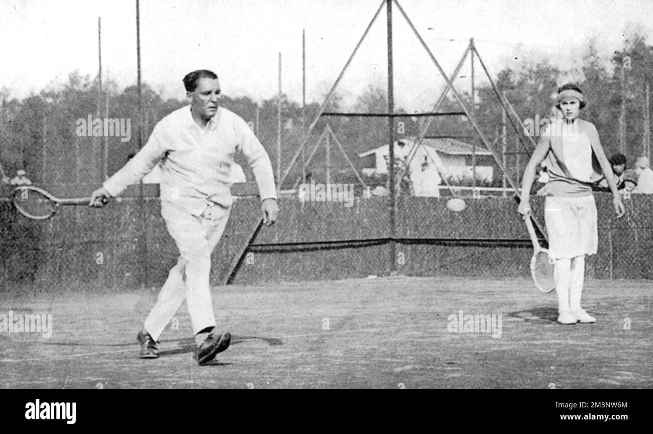 Frederick Edwin Smith, Lord Birkenhead (1872 - 1930), avocat britannique, homme d'État et figure bien connue de la société, photographié jouant des doubles mixtes avec le joueur espagnol de tennis féminin, Lili de Alvarez, lors d'un tournoi de tennis en pelouse ouvert au Touquet en 1927. Date: 1927 Banque D'Images