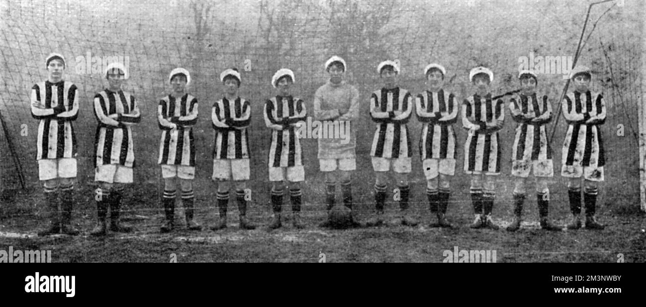 Une équipe féminine de football de travailleurs de guerre, 1918 Banque D'Images