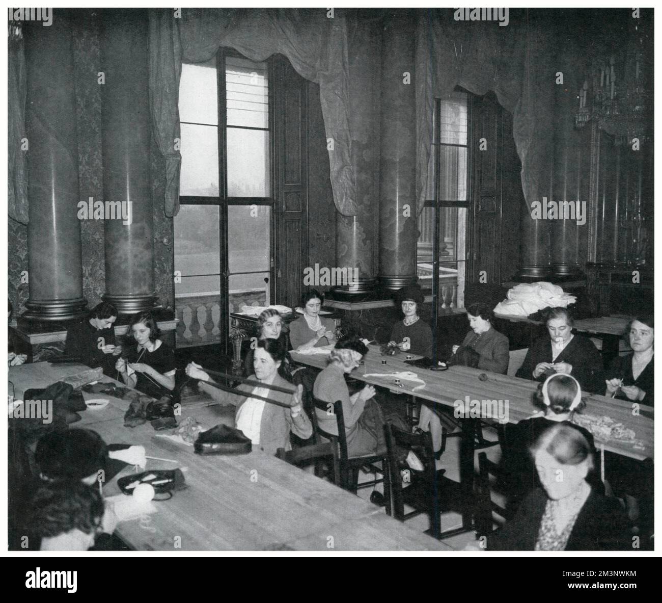 Abeille à coudre de la reine Elizabeth au palais de Buckingham 1939 Banque D'Images