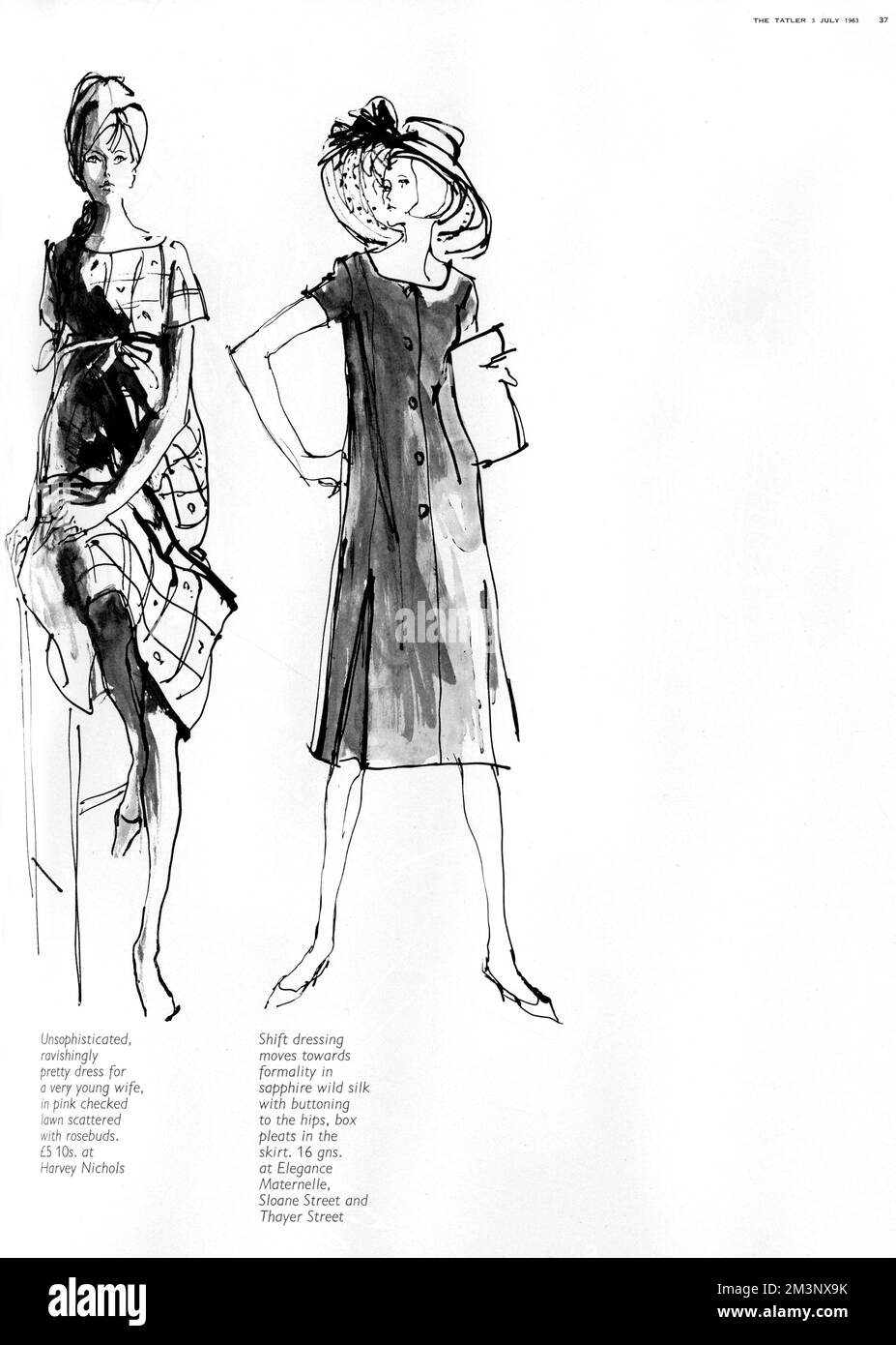Sur la gauche, « une robe (de maternité) non sophistiquée pour une très jeune femme » sur une pelouse à carreaux roses parsemée de rosebuds de Harvey Nichols. Sur la droite, une robe tube en soie sauvage saphir avec fesses aux hanches et des plis de boîte dans la jupe par l'élégance Maternelle. Date: 1963 Banque D'Images