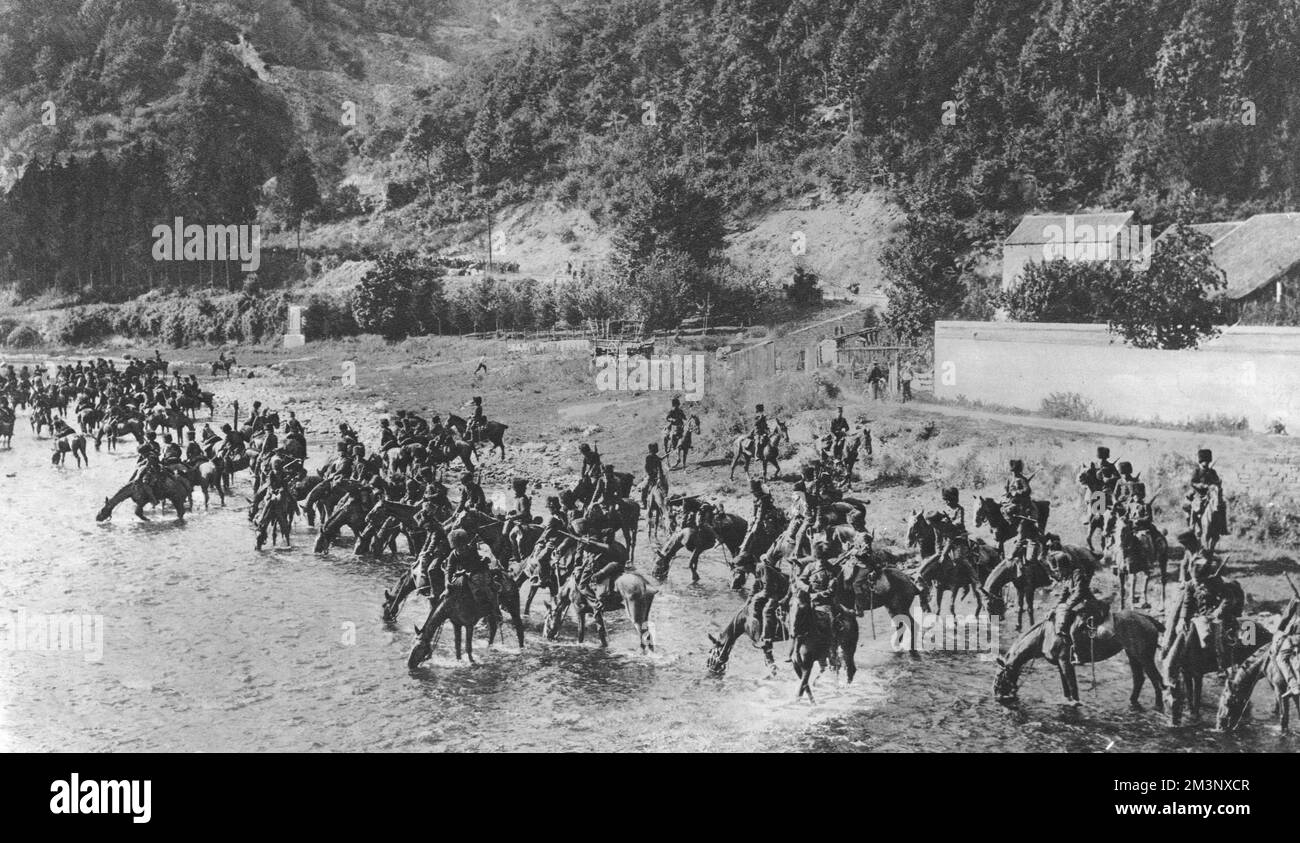 La cavalerie belge s'arrête pour laisser leurs chevaux se rafraîchir avant qu'ils ford une rivière. Août 1914 Banque D'Images