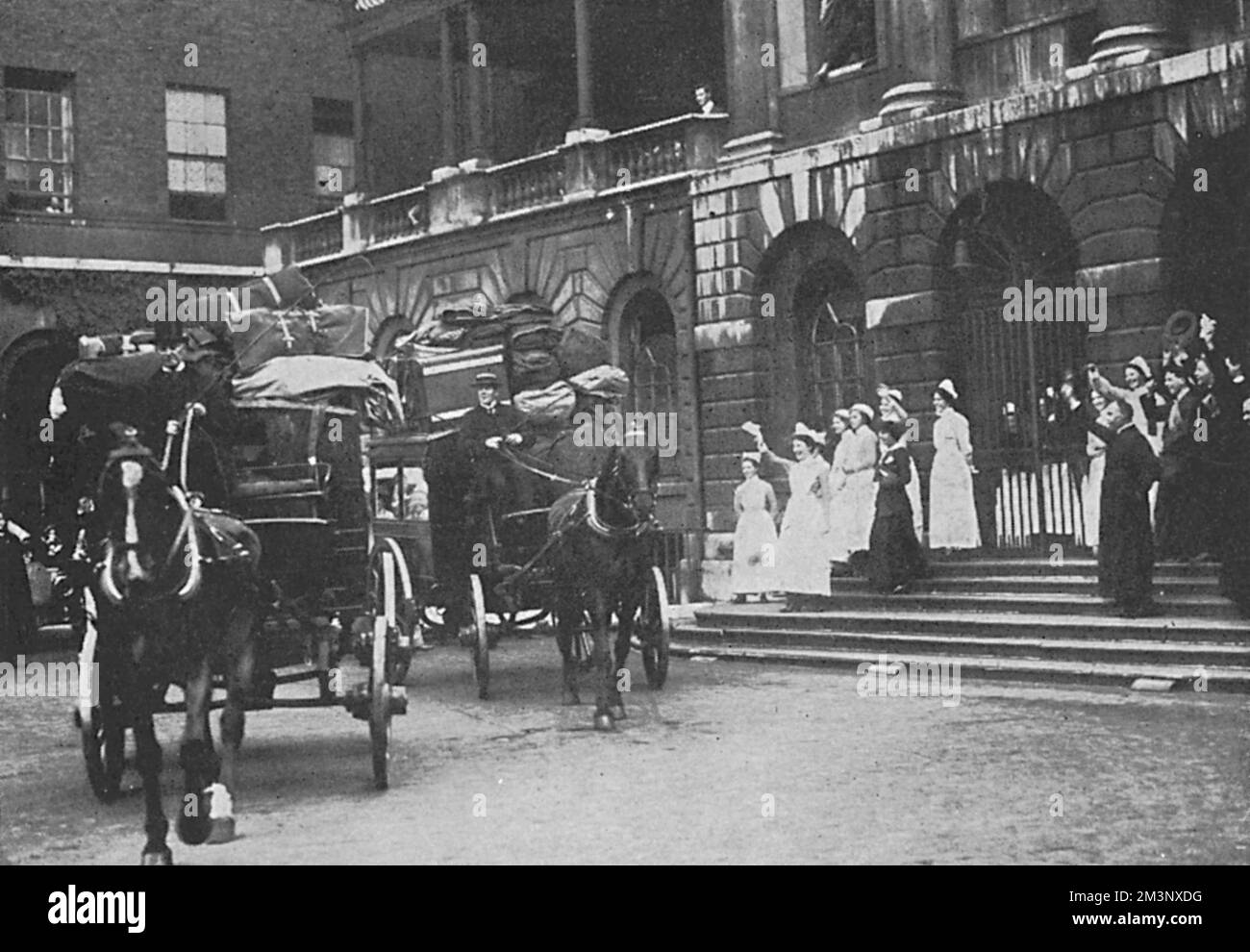 Une unité de la Croix-Rouge quitte le Guy's Hospital de Londres, destiné à la première ligne et recevant un envoi du personnel de l'hôpital. Une unité se composait de dix chirurgiens, dix commodes et vingt infirmières d'hôpital entièrement qualifiées. Août 1914 Banque D'Images