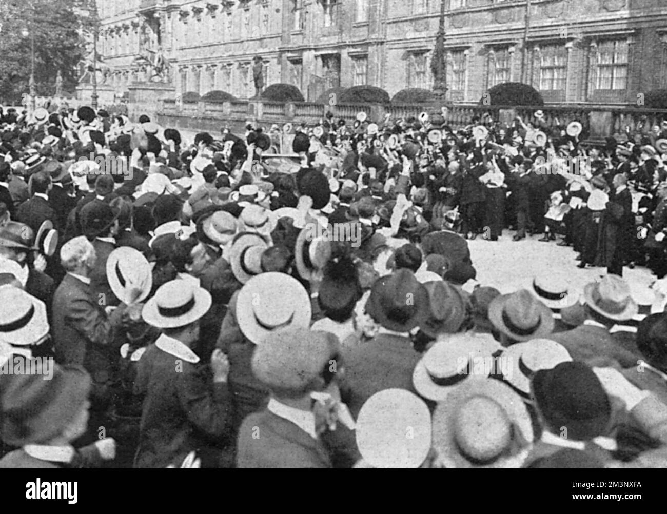 Le prince héritier Wilhelm applaudit Banque D'Images