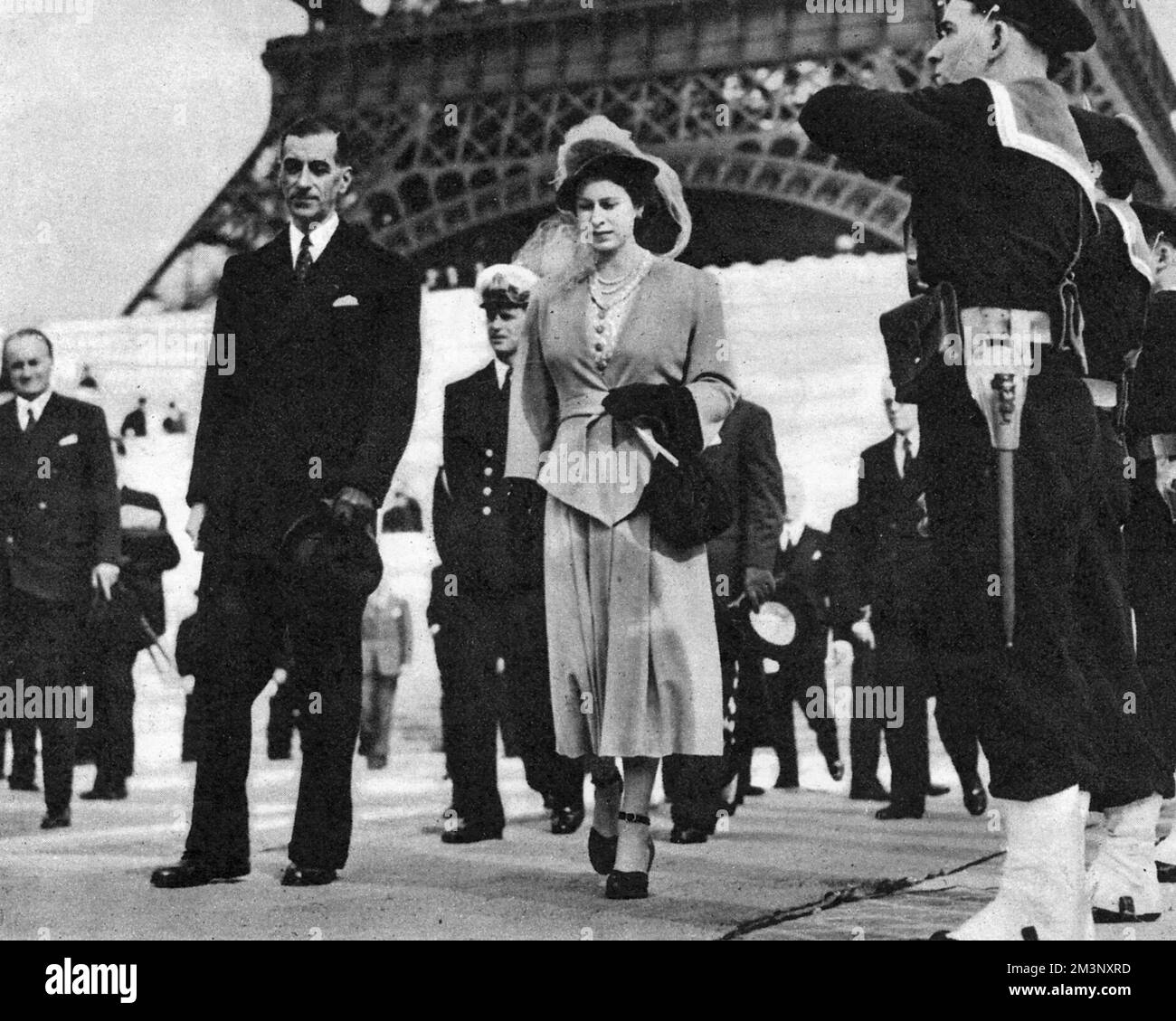 Lors d'une visite à Paris, la princesse Elizabeth et le prince Philip, duc d'Édimbourg à la Tour Eiffel, sur le point de monter en bateau sur la Seine. Pierre de Gaulle, maire de Paris et frère de Charles, est à côté de la princesse. Date : 15 mai 1948 Banque D'Images